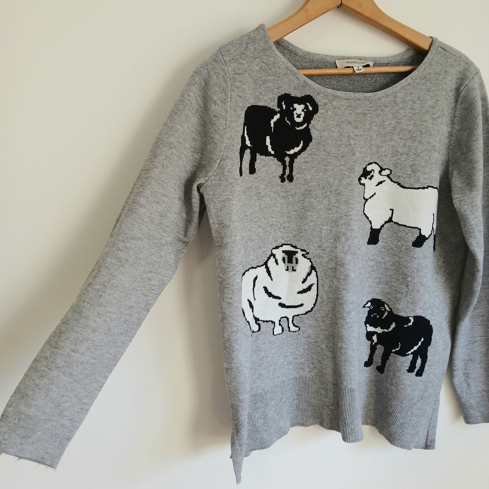 🐑Astrologie-Women’s-NWOT- Black & White Sheep Intarsia Soft Grey Sweater- Small - Picture 6 of 10